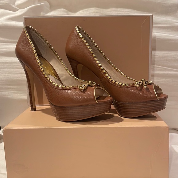 Michael Kors Bennett Peep Toe Platform Pump - Picture 2 of 9